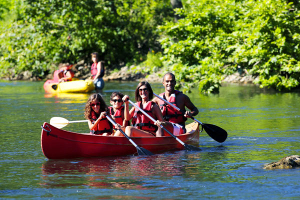 Canoë en famille sur un canoë 4 places à Saint-Guilhem le Désert